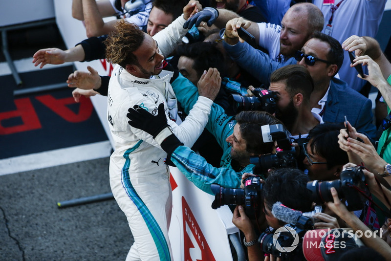 Ganador de la carrera Lewis Hamilton, Mercedes AMG F1, celebra con el equipo