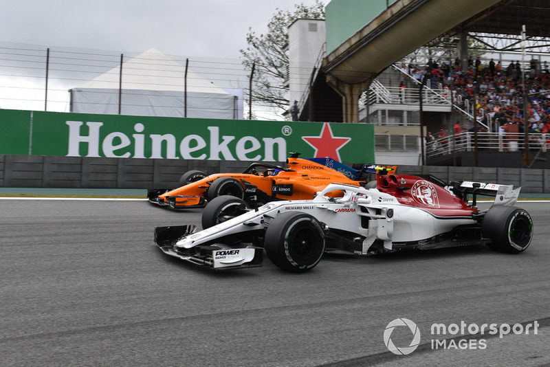 Charles Leclerc, Sauber C37 and Fernando Alonso, McLaren MCL33 battle