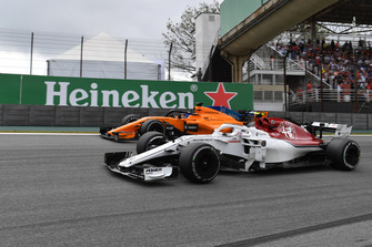 Charles Leclerc, Sauber C37 y Fernando Alonso, McLaren MCL33 battle