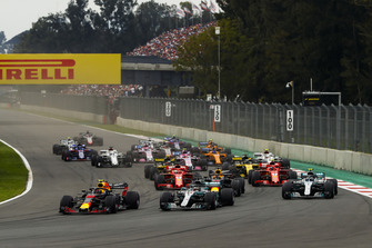 Max Verstappen, Red Bull Racing RB14, devant Lewis Hamilton, Mercedes AMG F1 W09 EQ Power+, Max Verstappen, Red Bull Racing RB14, et Valtteri Bottas, Mercedes AMG F1 W09 EQ Power+, au départ