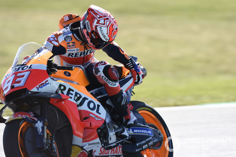 Marc Marquez, Repsol Honda Team, con la moto danneggiata
