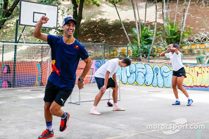 Max Verstappen y Daniel Ricciardo, Red Bull Racing juegan Futsal en Brasil