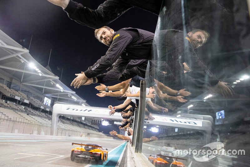 #5 McLaren Customer Racing McLaren 720S GT3: Ben Barnicoat, Alvaro Parente, Shane Van Gisbergen
