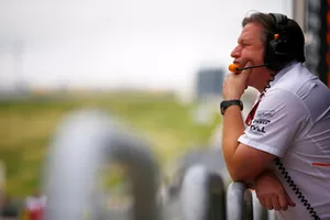 Zak Brown, PDG et directeur exécutif de McLaren Racing, regarde la séance depuis les stands