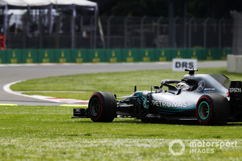 Lewis Hamilton, Mercedes AMG F1 W09 EQ Power+ çime çıkıyor, Daniel Ricciardo, Red Bull Racing RB14