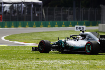 Lewis Hamilton, Mercedes AMG F1 W09 EQ Power+, passe par l'herbe Daniel Ricciardo, Red Bull Racing RB14