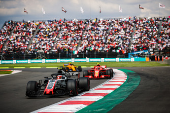 Kevin Magnussen, Haas F1 Team VF-18, precede Kimi Raikkonen, Ferrari SF71H, e Stoffel Vandoorne, McLaren MCL33
