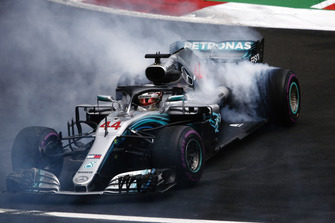 2018 F1 Dünya Şampiyonu Lewis Hamilton, Mercedes AMG F1 donut yapıyor