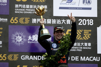 Podio: il vincitore della gara Dan Ticktum, Motopark Academy