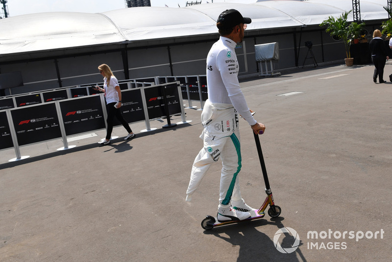 Lewis Hamilton, Mercedes AMG F1, con un monopattino