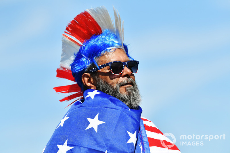 Un fan avec un drapeau américain
