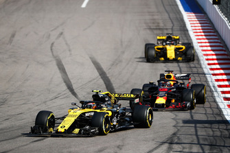 Carlos Sainz Jr., Renault Sport F1 Team R.S. 18, voor Daniel Ricciardo, Red Bull Racing RB14, en Nico Hulkenberg, Renault Sport F1 Team R.S. 18