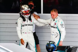 Valtteri Bottas, Mercedes AMG F1, en Lewis Hamilton, Mercedes AMG F1 op het podium