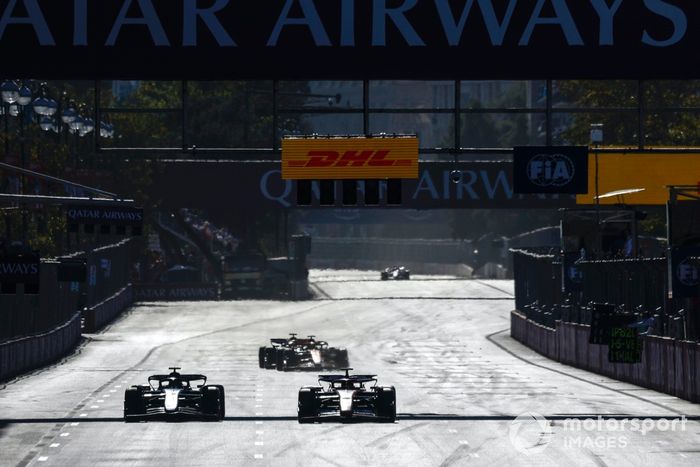 Carlos Sainz, Ferrari SF-24, adelanta a Alex Albon, Williams FW46