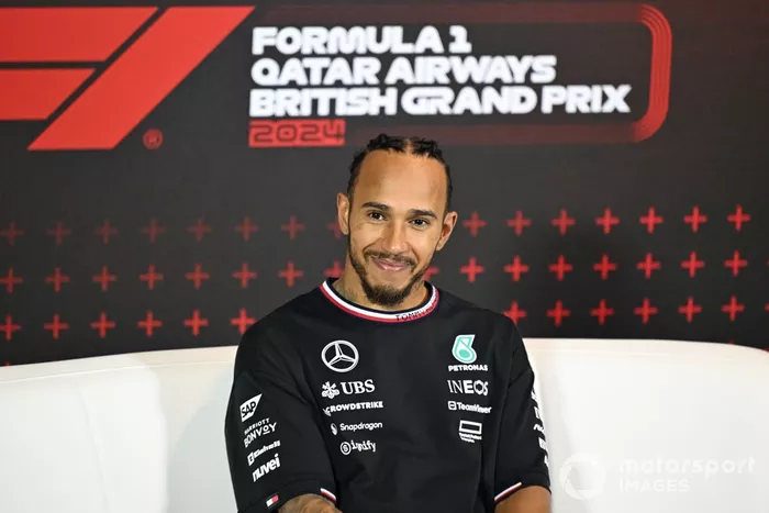 Lewis Hamilton, Mercedes-AMG F1 Team, 1ª posición, en la rueda de prensa