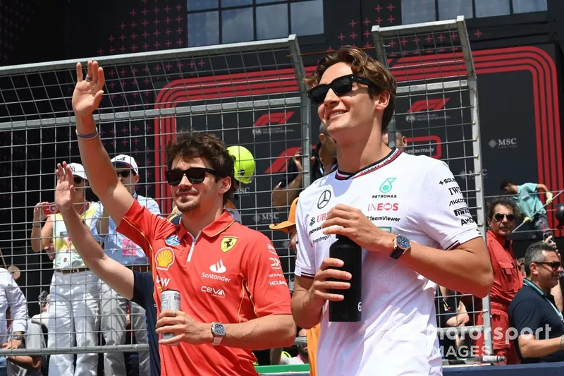 Charles Leclerc, Scuderia Ferrari, George Russell, Mercedes-AMG F1 Team, arrivent pour la parade des pilotes 