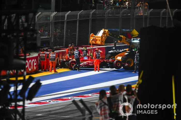 Los comisarios retiran el coche dañado de Carlos Sainz, Ferrari SF-24, del circuito