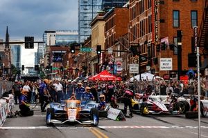 Scott Dixon, Chip Ganassi Racing Honda, Felix Rosenqvist, Meyer Shank Racing Honda, pit stop