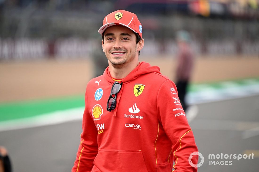 Carlos Sainz, Scuderia Ferrari Charles Leclerc, Scuderia Ferrari , z prezenterami telewizji Sky grającymi w piłkę nożną