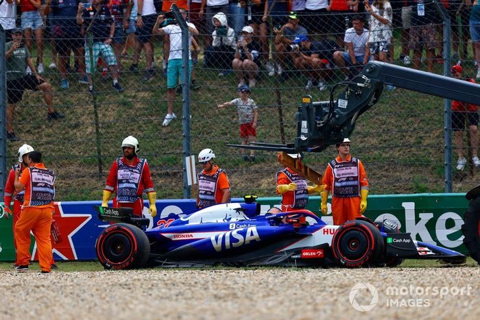 Los comisarios con el coche dañado de Yuki Tsunoda, RB F1 Team VCARB 01