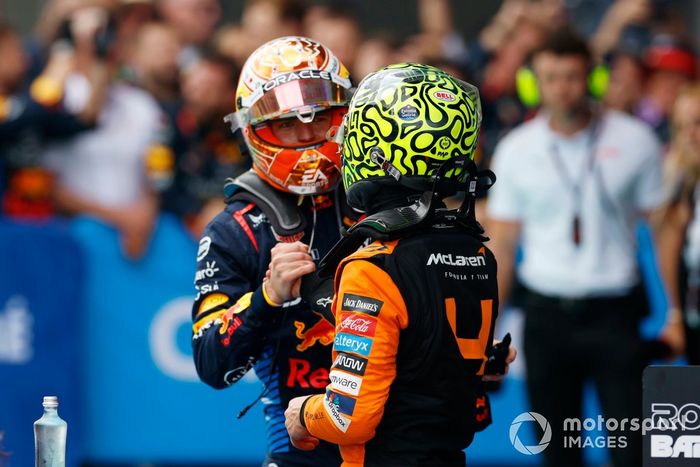 Max Verstappen, Red Bull Racing, 1ª posición, Lando Norris, McLaren F1 Team, 2ª posición, se felicitan mutuamente en Parc Ferme
