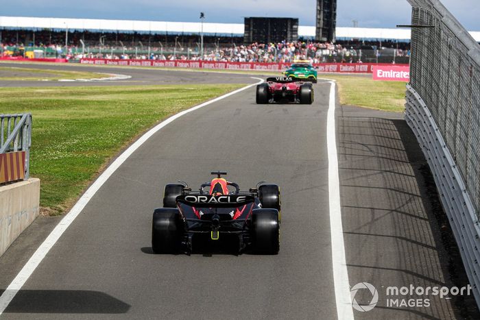 Carlos Sainz, Ferrari F1-75, Max Verstappen, Red Bull Racing RB18, fuera de los boxes para la reanudación