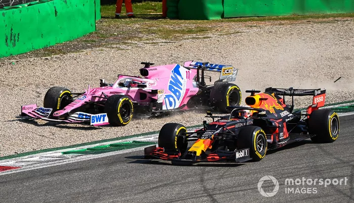 Sergio Pérez, Racing Point RP20, en la grava Max Verstappen, Red Bull Racing RB16