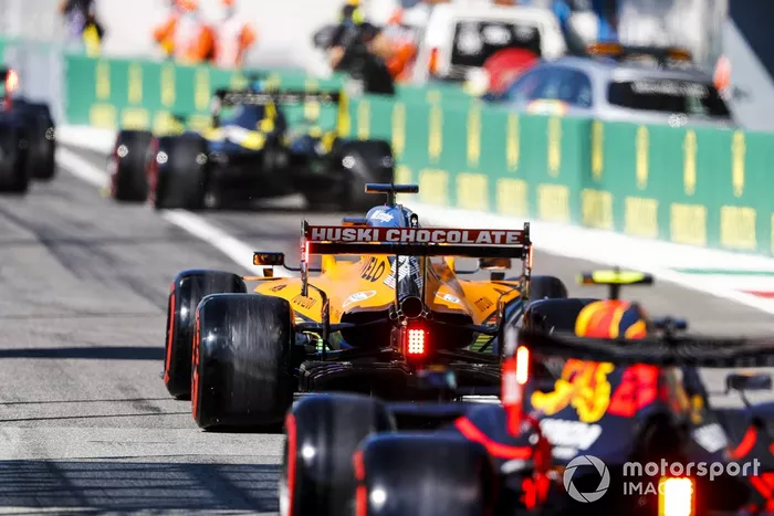 Carlos Sainz Jr., McLaren MCL35, Alex Albon, Red Bull Racing RB16