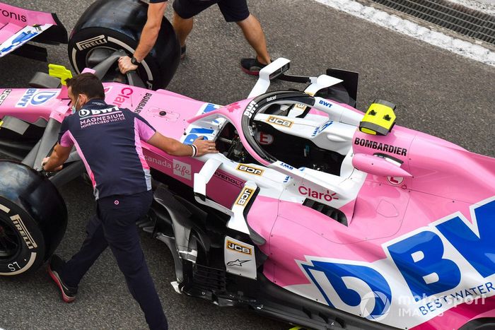 Los mecánicos de Racing Point empujan el Racing Point RP20 de Lance Stroll