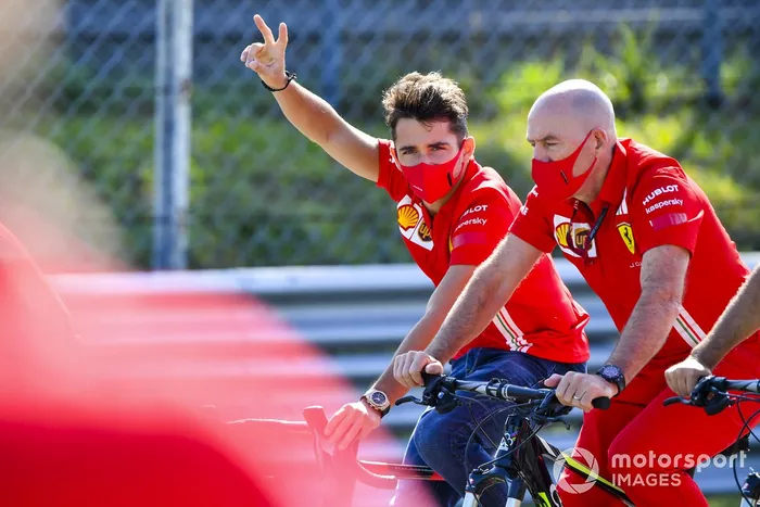 Charles Leclerc, Ferrari in pista su una bici