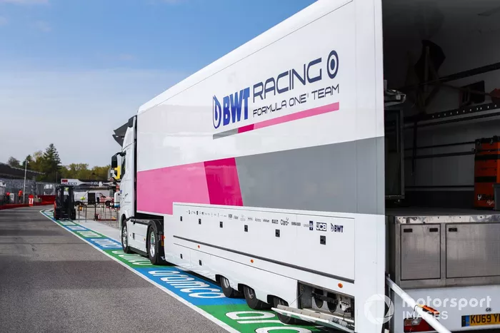 Un camión de Racing Point en pitlane