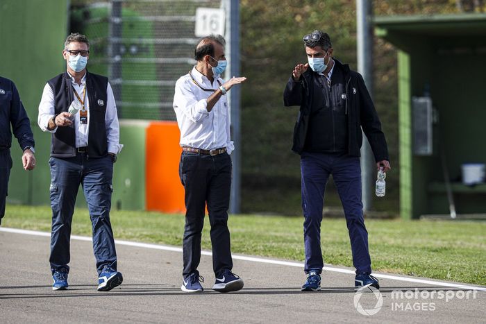 Michael Masi, director de carrera de la FIA, reconociendo la pista