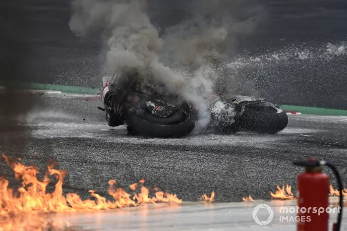 Fuoco dopo l'incidente alla curva 2