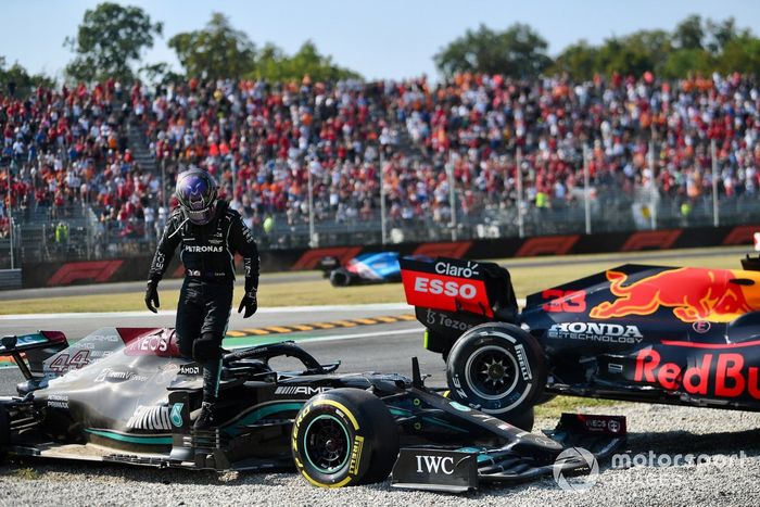 Lewis Hamilton, de Mercedes, se aleja del lugar del accidente