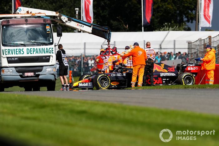 Max Verstappen, Red Bull Racing RB16B, es asistido por los oficiales de pista después de chocar