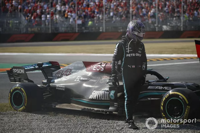 Lewis Hamilton, de Mercedes, se baja de su coche tras chocar con Max Verstappen, de Red Bull Racing