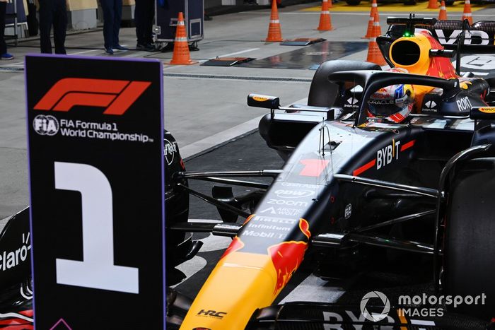 Max Verstappen, Red Bull Racing RB19, llega a Parc Ferme tras conseguir la pole