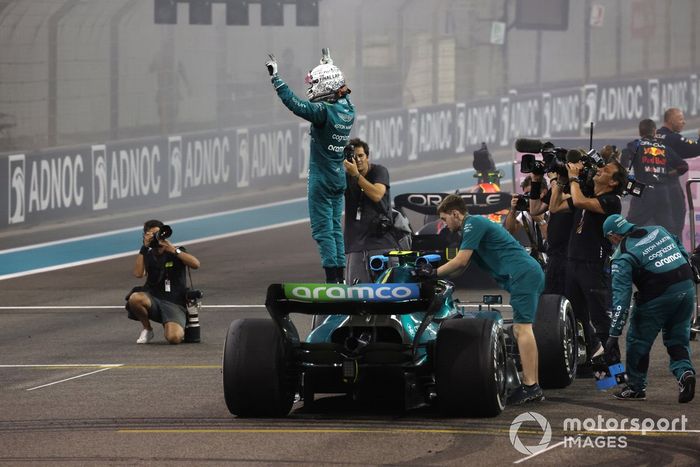 Sebastian Vettel, Aston Martin, saluda a los aficionados desde la parrilla tras el final de su última carrera en la F1