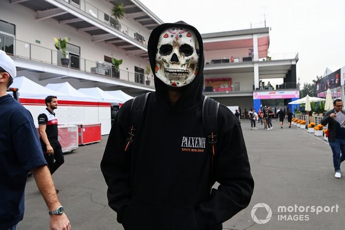 Daniel Ricciardo, McLaren con una máscara de calavera