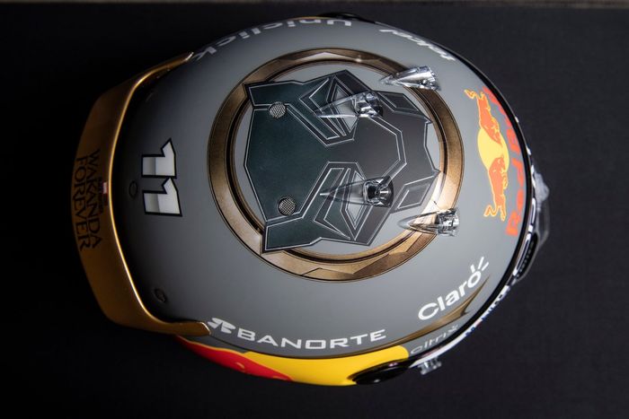 Sergio Pérez, Red Bull Racing con su casco con el diseño de la película Black Panther Wakanda Por Siempre de Marvel