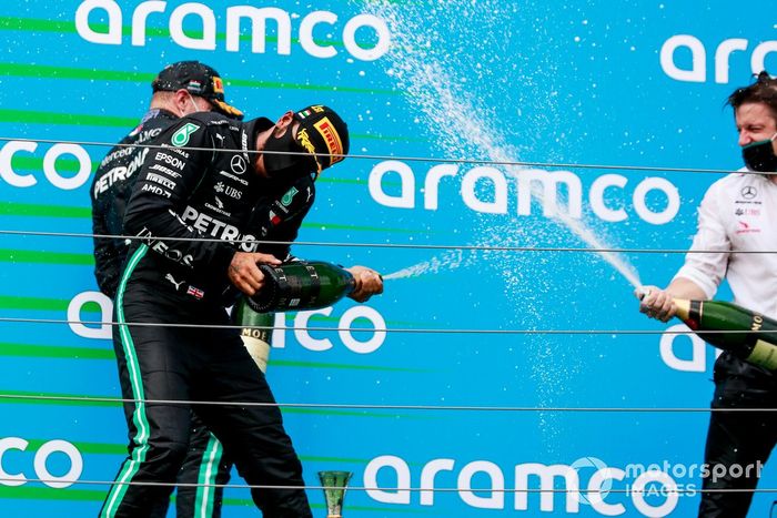 Podio: ganador Lewis Hamilton, Mercedes-AMG Petronas F1 y el tercer lugar Valtteri Bottas, Mercedes-AMG Petronas F1 y Peter Bonnington, Ingeniero de Mercedes AMG