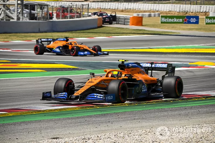 Lando Norris, McLaren MCL35, Carlos Sainz Jr., McLaren MCL35