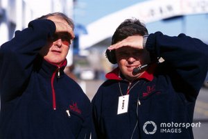 El Dr. Harvey Postlethwaite, director técnico de Honda y Rupert Manwaring, director del equipo Honda, observan el progreso del coche de pruebas Honda RA099 construido por Dallara
