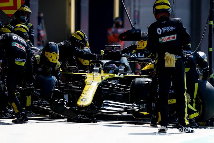 Daniel Ricciardo, Renault F1 Team R.S.20, en pits