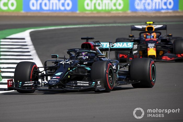 Lewis Hamilton, Mercedes F1 W11, Alex Albon, Red Bull Racing RB16