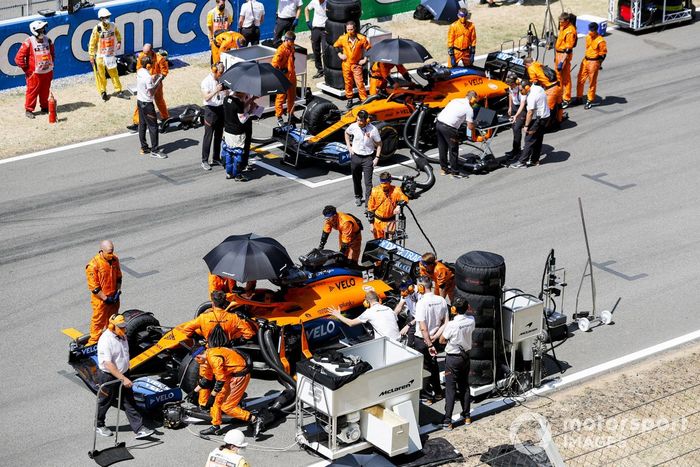 Los monolazas de Carlos Sainz Jr., McLaren MCL35 y Lando Norris, McLaren MCL35 en la parrilla