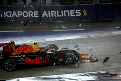Crash: Kimi Raikkonen, Ferrari SF70H and Max Verstappen, Red Bull Racing RB13