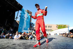Lucas di Grassi, ABT Schaeffler Audi Sport, festeggia sul podio dopo aver vinto la gara