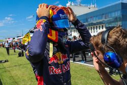 Carlos Sainz Jr., Scuderia Toro Rosso STR12 en la parrilla