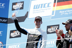 Podium Race 2: Race winnaar Nicky Catsburg, Polestar Cyan Racing, Volvo S60 Polestar TC1